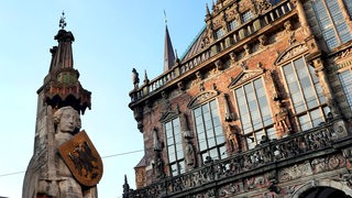 Der Bremer Roland und ein Teil des Bremer Rathauses