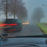 Das Foto zeigt ein riskantes Überholmanöver bei Nebel auf einer Landstrasse.