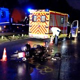 Ein Motorrad liegt nach einem Unfall auf der Straße.