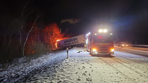 Auf der A27 nahe Cuxhaven steht ein von der Fahrbahn abgekommener Sattelzug in Flammen.