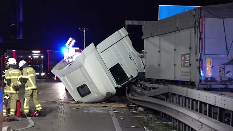 Das Führerhaus eines Sattelschleppers liegt verdreht auf der A1.