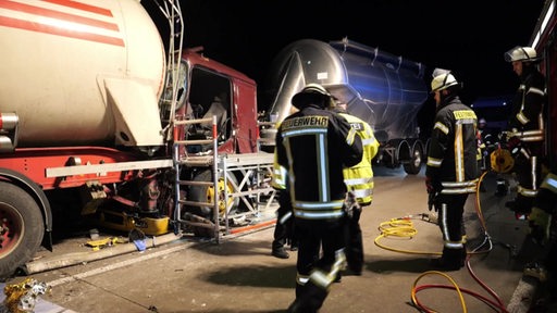 Einsatzkräfte der Feuerwehr beim Unfall auf der A1 Höhe Oyten