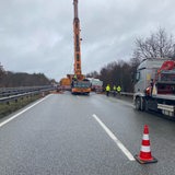 Verunfallter Schwertransport wird von einem Kran auf der A27 geborgen