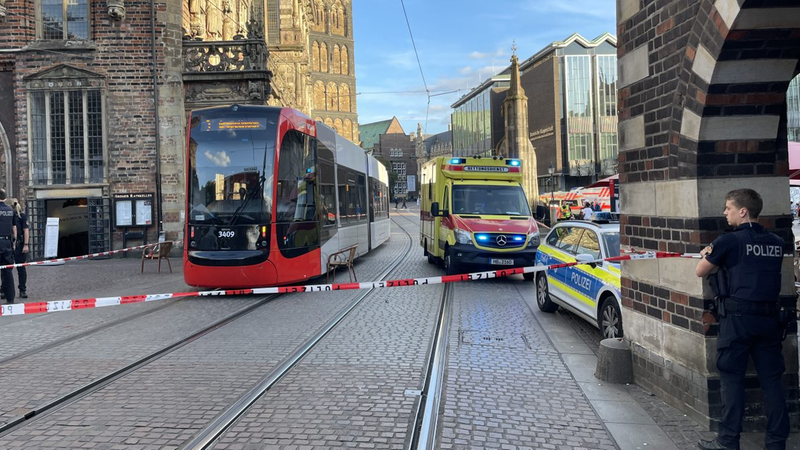 Eine Bahn, ein Rettungswagen und ein Polizeiwagen stehen vor dem Rathaus, der Bereich ist abgesperrt.