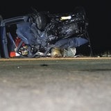 Ein verunfalltes Auto liegt auf einer Autobahn auf dem Dach.