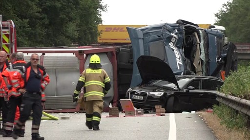 Eine Vollsperrung nach einem Unfall auf der A27 bei Achim in Richtung Bremen. Zusammenstoß eines LKW mit einem schwarzer PKW. 