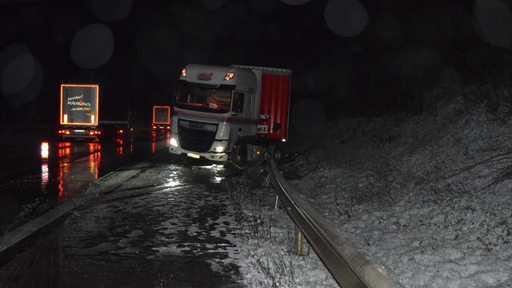 Ein Lastwagen ist bei Glätte und Schnee in eine Leitplanke gefahren.