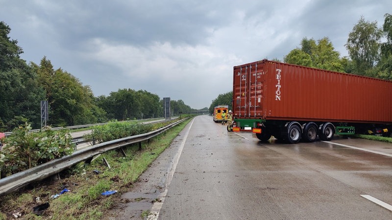 Am 24.07. kam auf der A27 (Bremerhaven-Wulsdorf) ein LKW von der Fahrbahn ab