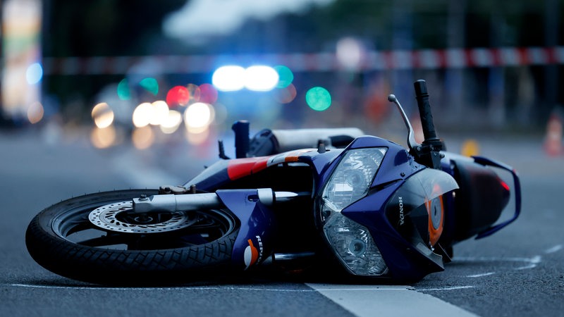 Ein Motorrad liegt nach einem Unfall auf einer Straße