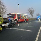Feuerwehr und Polizei bei einer Unfallstelle auf der B73 zwischen Otterndorf und Altenbruch.