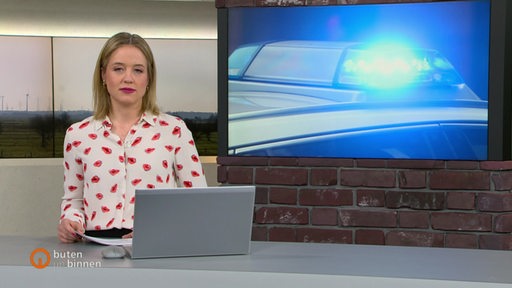 Moderatorin Lea Reinhard im Studio von buten un binnen.