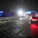 Ein Lastwagen auf der A! hat viele Fische verloren.