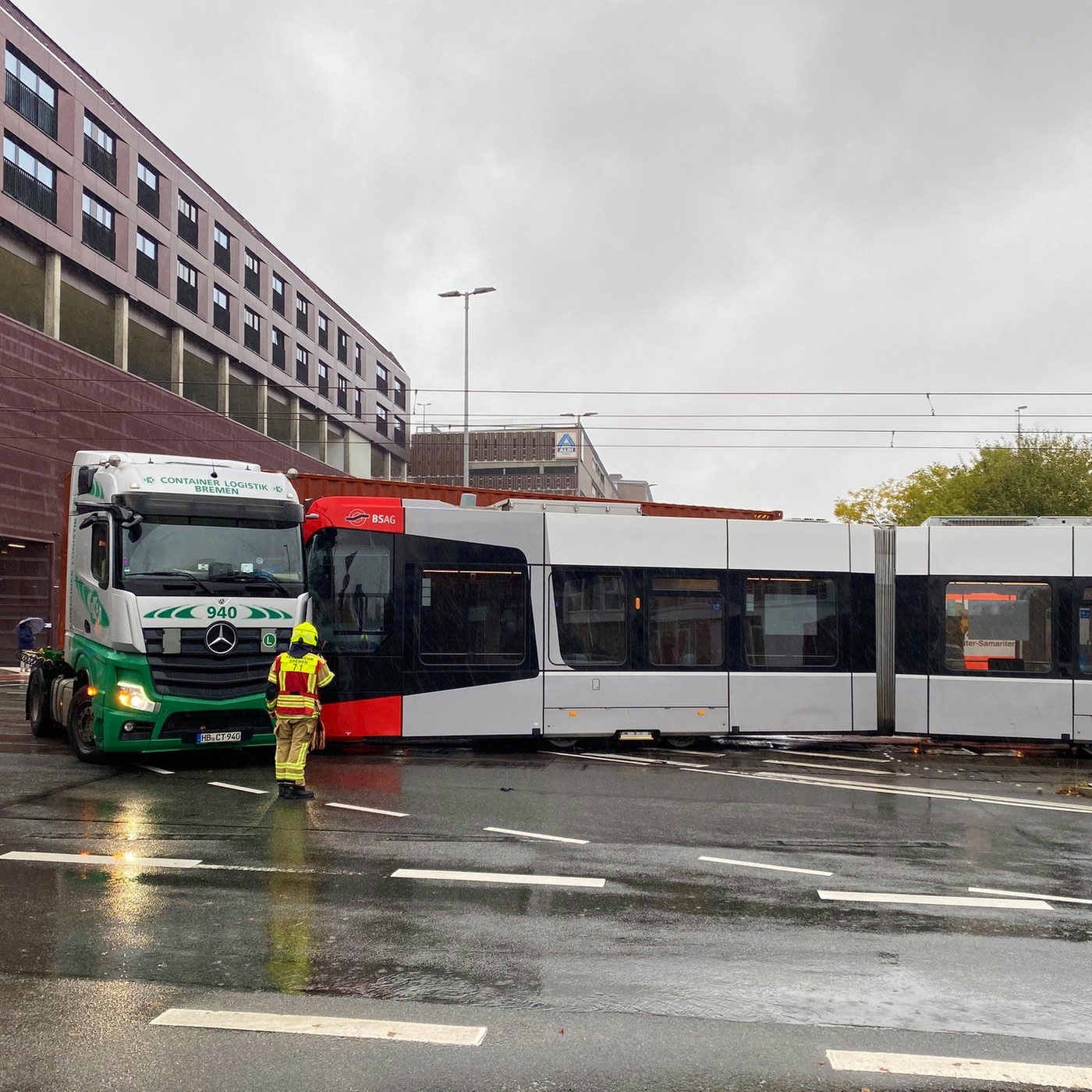 Lastwagen und Straßenbahn kollidieren in Bremer Überseestadt