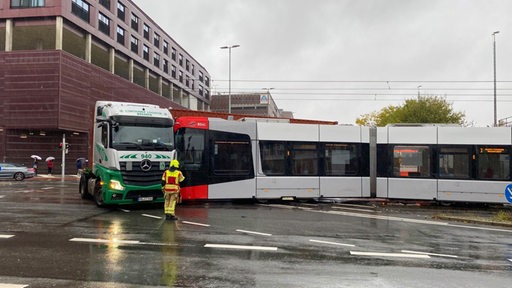 Ein Zusammenstoß zwischen einer Straßenbahn und einem LKW in Bremen