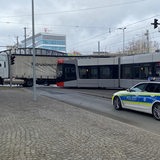 Ein Unfall zwischen einer Straßenbahn und einem Lastwagen.