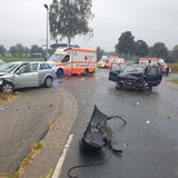 Das Foto zeigt ein Auto, dass nach einem Unfall stark demoliert ist.