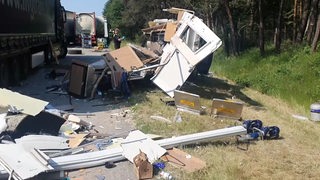 Zerstörtes Wohnmobil nach Unfall auf der A1
