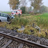 Ein Auto liegt im Bahngraben.