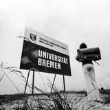 Als der Campus noch grüne Wiese war: Baustellenschild "Universität Bremen"