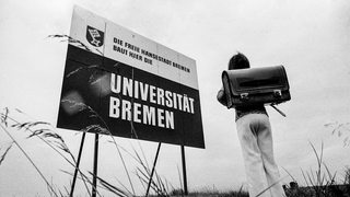 Als der Campus noch grüne Wiese war: Baustellenschild "Universität Bremen"