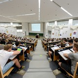 Aktueller Blick in den großen Saal des Hörsaalgebäudes, genannt Keksdose