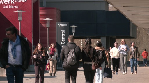Junge Menschen laufen über den Boulevard der Uni Bremen