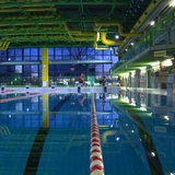 Zwei Menschen sind allein in einem Schwimmbad.