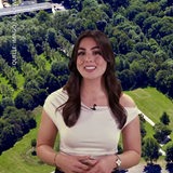 Yasemin steht im Green vor dem Unisee