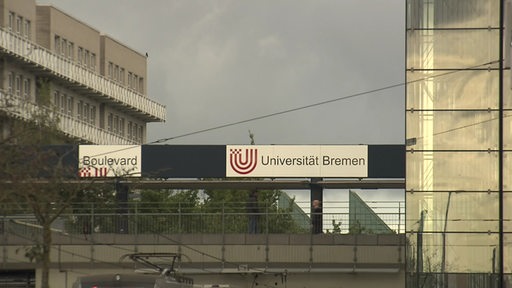 Eine Brücke mit Geländer und der Aufschrift "Universität Bremen"