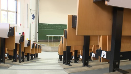 Ein leerer Hörsaal in der Universität Bremen während der Corona-Pandemie.
