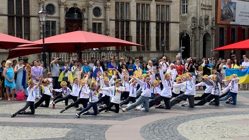 Eine Gruppe von Kindern tanzt zum ukrainischen Unabhängigkeitstag auf dem Bremer Marktplatz.