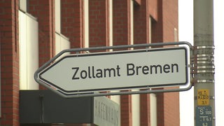 Ein Schild in der Überseestadt, auf dem "Zollamt Bremen" steht.