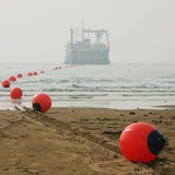 Ein Schiff verlegt ein Unterseekabel
