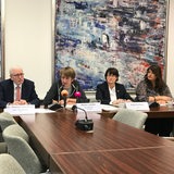 Vier Personen sitzen an einem Tisch