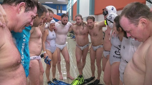 Unterwasser-Rugby-Spieler im Kreis