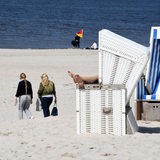 Strandkörbe und Urlauber im Mai auf Sylt.