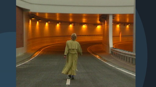 Eine Frau läuft auf auf dieser Archivaufnahme auf den frisch fertiggestellten Utbremer Tunnel zu.