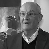 Uwe Hollweg vor seinem Lieblings-Gemälde: Es zeigt den Musiker Bing Crosby.