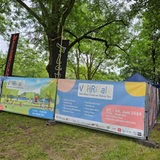 Der bunte Zaun des Sommerfests "VAHRinale" in Bremen Vahr.