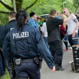 Polizisten gehen an Vatertagstouren vorbei
