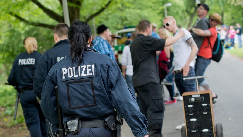 Polizisten gehen an Vatertagstouren vorbei