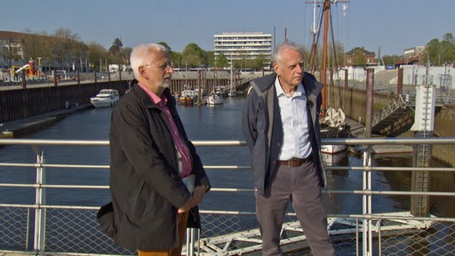 Konrad Elmshäuser und Ulrich Weidinger (rechts) vorm Vegesacker Hafen