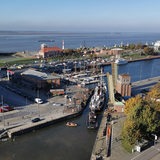 Ein Schiff fährt durch einen Kanal.