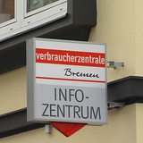 Leuchtschild am Eingang der Verbraucherzentrale in Bremen