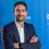 Parsya Baschiri von der Verbraucherzentrale Bremen lächelt in die Kamera