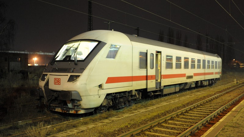 Ein IC der deutschen Bahn steht nachts auf den Gleisen