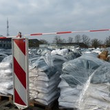 Auf dem Parkplatz vor der Kreisverwaltung lagern zurzeit zahlreiche Paletten mit Sandsäcken.