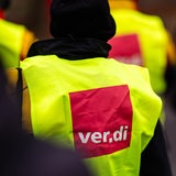 Menschen in gelben Verdi-Westen bei einem Warnstreik.