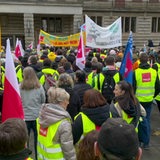 Verdi-Mitglieder demonstrieren in Bremen für mehr Geld.