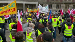 Verdi-Mitglieder demonstrieren in Bremen für mehr Geld.
